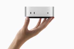 手に持ったM6搭載Mac miniの公式製品画像