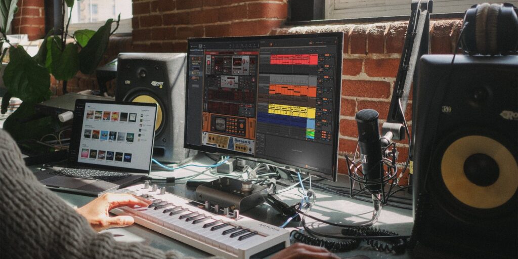 Reason Freeを表示した音楽制作スタジオとMIDIキーボード