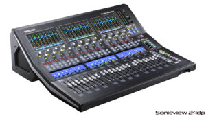 3つのタッチスクリーンとフェーダーを備えたTASCAM Sonicview 24dpを斜め上から見た公式製品写真