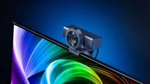 モニター上部に取り付けたRazer Kiyo V2 Proの公式実機写真