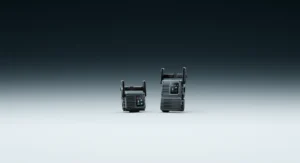 DJI SDR Transmission 2のトランシーバー2台。右は拡張アクセサリーを装着した公式製品写真