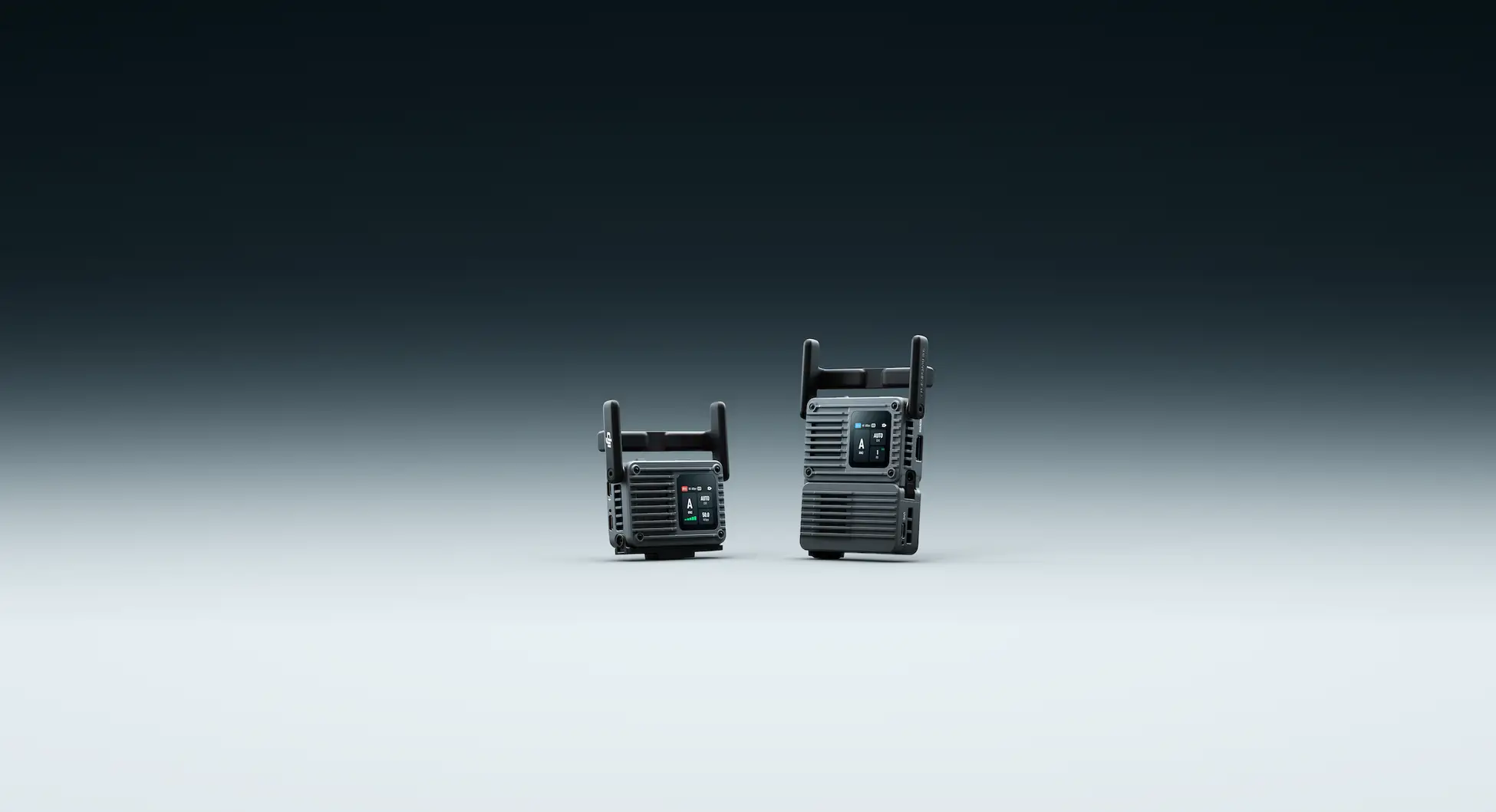 DJI SDR Transmission 2のトランシーバー2台。右は拡張アクセサリーを装着した公式製品写真